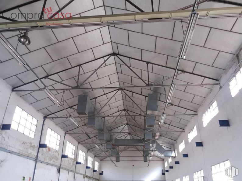 Industrial for sale at Polígono Industrial El Cerro, Segovia, 40006 with window, fixture, beam, line, composite material, building, ceiling, symmetry, roof and building material around