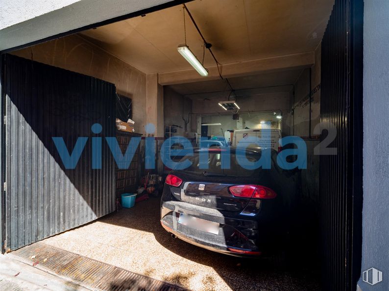 Local en venta en Calle Divino Redentor, Tetuán, Madrid, 28029 con alumbrado, edificio, neumático, luces traseras y de freno, iluminación del automóvil, neumático de automoción, vehículo, diseño automovilístico, exterior del automóvil y matrícula del vehículo alrededor