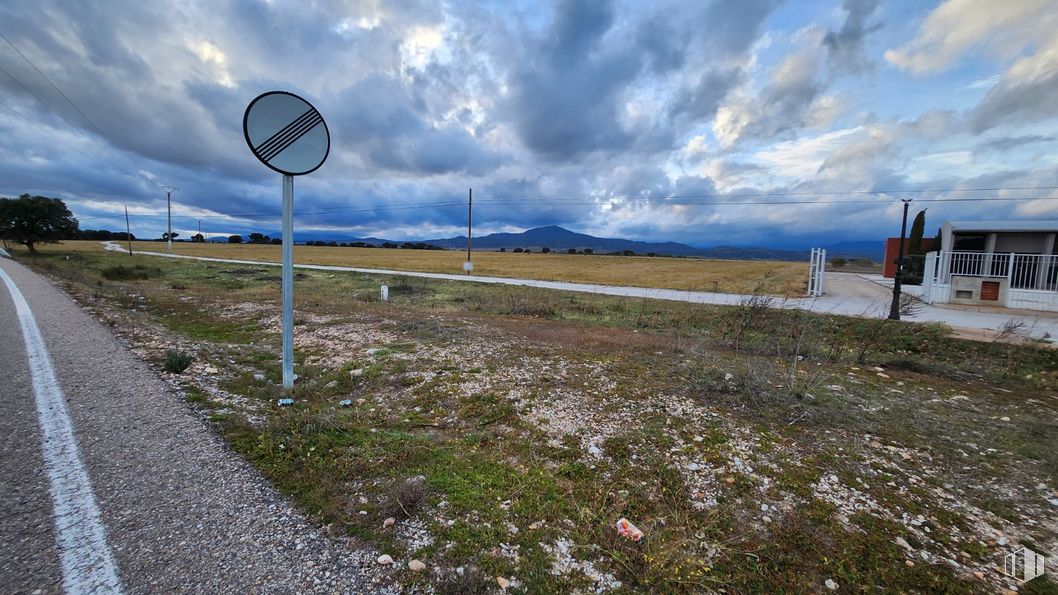 Land for sale at Polígono 36 Parcela 76, Escalona, Toledo, 45910 with clock, cloud, sky, natural landscape, sunlight, horizon, asphalt, landscape, road surface and grass around