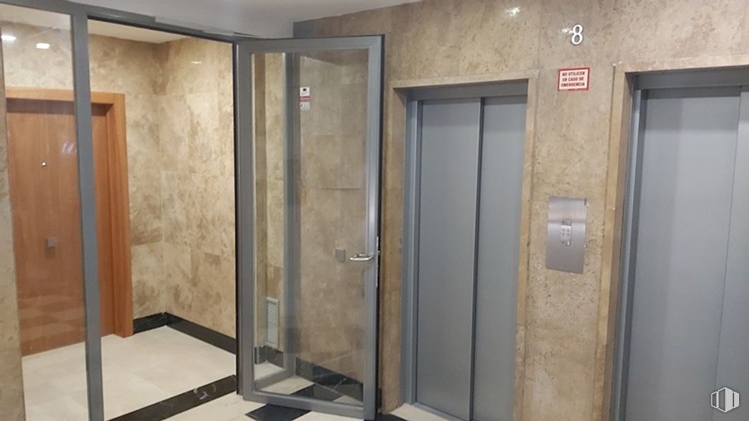 Oficina en alquiler en Edificio Lima, Paseo Castellana, 140, Chamartín, Madrid, 28046 con edificio, accesorio, puerta, madera, exterior del automóvil, asa, suelo, suelos, material compuesto y casa alrededor