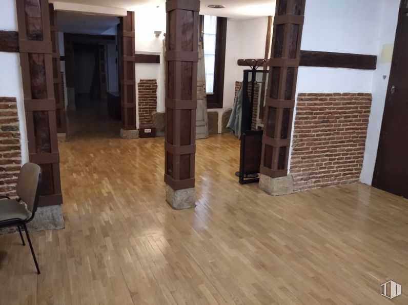 Oficina en alquiler en Calle Lope de Vega, 13, Centro, Madrid, 28014 con silla, madera, suelo de baldosas, piso, suelo, tinte para madera, material de construcción, madera dura, barniz, gas y tablón alrededor