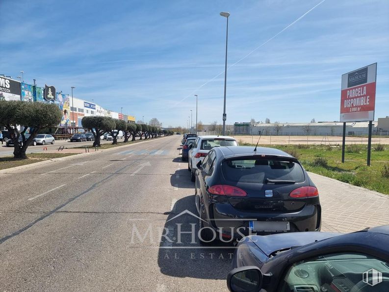 Suelo en venta en Avenida Cerro Rubal, Parla, Madrid, 28983 con coche, cielo, neumático, rueda, nube, vehículo, vehículo de motor, placa de matrícula del vehículo, superficie de la carretera y luz de la calle alrededor