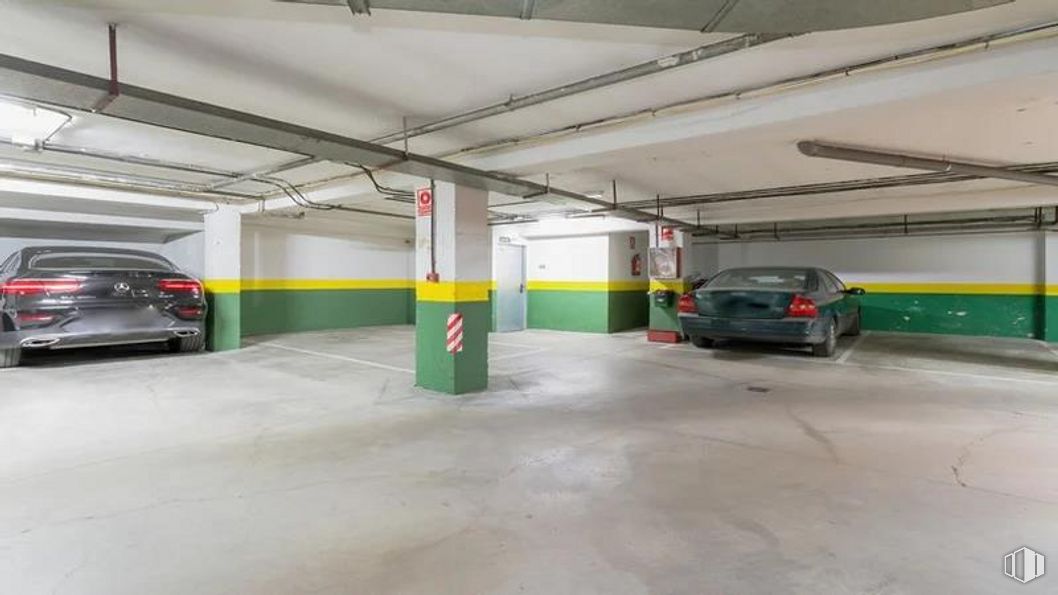 Retail for sale at Calle Persuasión, 3, Ciudad Lineal, Madrid, 28027 with car, automotive parking light, tire, building, vehicle, motor vehicle, automotive lighting, automotive design, asphalt and floor around