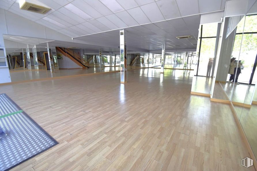 Nave en alquiler en Calle Cabo Rufino Lázaro, Las Rozas de Madrid, Madrid, 28230 con persona, accesorio, madera, hall, suelos, suelo, material de construcción, tinte para madera, material compuesto y techo alrededor