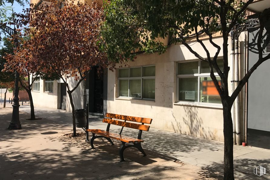 Oficina en alquiler en Avenida Juan de la Cierva, 25, Getafe, Madrid, 28901 con mesa de trabajo, ventana, propiedad, mueble, luz, hoja, sombra, superficie de la carretera, edificio, árbol y arquitectura alrededor