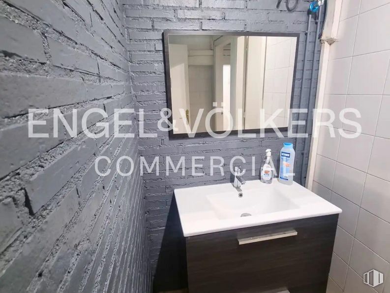 Retail for sale & for rent at Calle Ramón Fort, Ciudad Lineal, Madrid, 28033 with bathroom cabinet, mirror, sink, tap, property, plumbing fixture, building, bathroom sink, wood and bathroom around