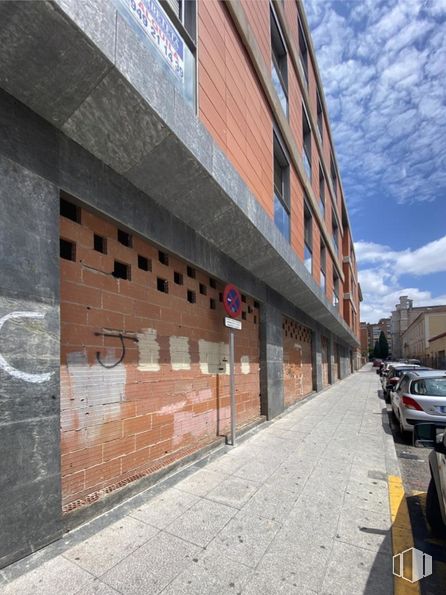 Local en alquiler y venta en Paseo Doctor Fernández Iparraguirre, Guadalajara, 19001 con coche, edificio, ventana, nube, superficie de la carretera, ladrillo, asfalto, diseño urbano, albañilería y cielo alrededor