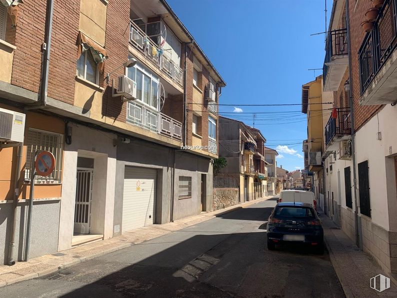 Land for sale at Calle Almanzor, Candeleda, Ávila, 05480 with car, window, sky, building, daytime, infrastructure, vehicle, road surface, neighbourhood and asphalt around