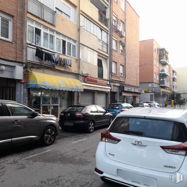 Local en alquiler y venta en Calle Buena Madre, 12, Pinto, Madrid, 28320 con rueda, coche, edificio, ventana, vehículo terrestre, vehículo, neumático, iluminación del automóvil, vehículo de motor y luces traseras y de freno alrededor