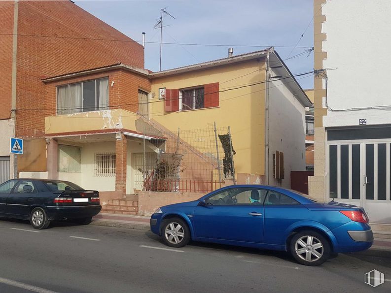 Land for sale at Calle Nicolasa Fernández, Collado Villalba, Madrid, 28400 with wheel, car, tire, window, building, automotive parking light, land vehicle, sky, vehicle and automotive lighting around