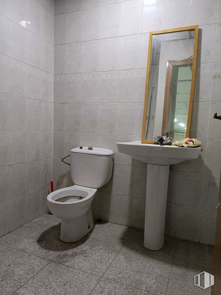 Industrial for sale at Calle Huerta la Palma, Velada, Toledo, 45612 with toilet, sink, mirror, property, plumbing fixture, bathroom, tap, purple, interior design and bathroom sink around