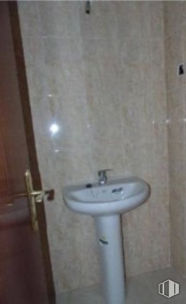 Oficina en alquiler y venta en Plaza del Mar Caribe, 1, Coslada, Madrid, 28820 con fregadero, marrón, grifo, accesorio de fontanería, lavabo de baño, baño, morado, madera, fluido y fontanería alrededor