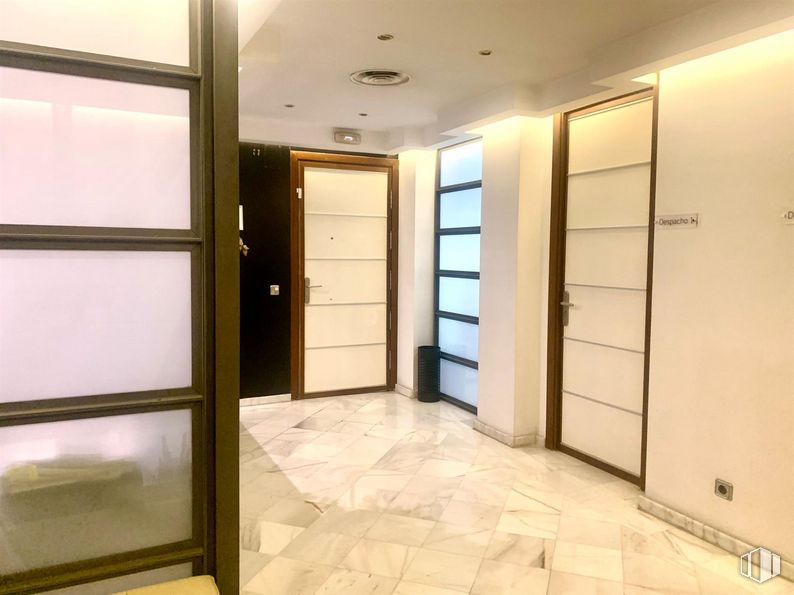 Oficina en alquiler en Calle Carranza, Chamberí, Madrid, 28004 con puerta, accesorio, interiorismo, suelo, suelos, inmobiliario, exterior del automóvil, puerta de casa, vidrio y techo alrededor