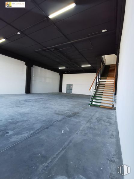 Nave en alquiler y venta en Zona industrial, Arganda del Rey, Madrid, 28500 con alumbrado, accesorio, suelo, material compuesto, suelos, asfalto, hormigón, hall, techo y madera alrededor