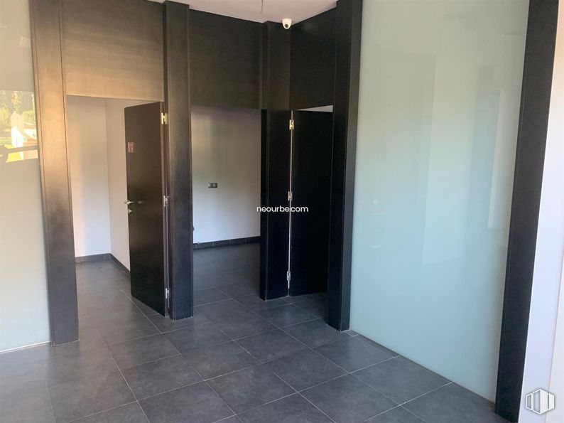 Retail for rent at Calle Agustín Rodríguez Sahagun, Ávila, 05003 with door, building, fixture, automotive exterior, wood, flooring, hall, floor, house and vehicle door around