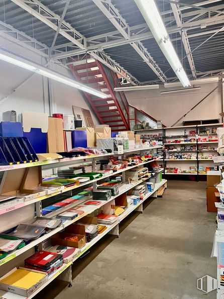 Industrial for rent at Calle Madera, Rivas-Vaciamadrid, Madrid, 28529 with furniture, shelf, building, shelving, publication, convenience store, customer, retail, service and market around