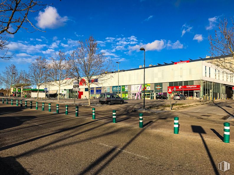 Local en alquiler en Centro comercial MiraMadrid, Avenida Juan Pablo II, 26, Paracuellos de Jarama, Madrid, 28860 con nube, cielo, durante el día, edificio, superficie de la carretera, ventana, árbol, asfalto, alumbrado y diseño urbano alrededor