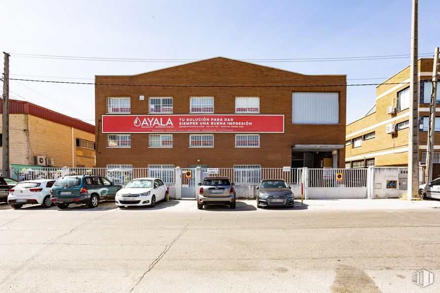 Industrial for sale at Calle Urano, Móstoles, Madrid, 28936 with car, building, window, automotive parking light, sky, wheel, vehicle, tire, residential area and neighbourhood around