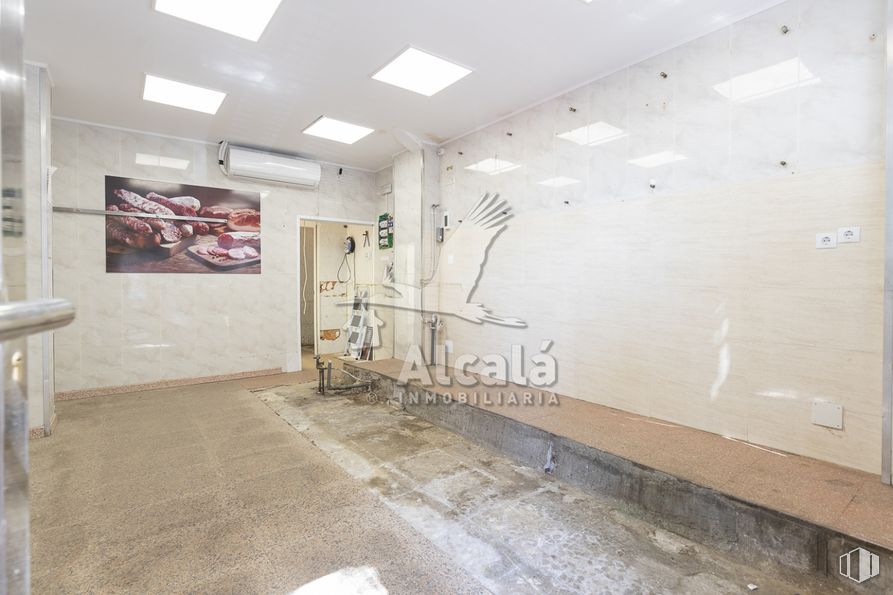 Retail for sale at Zona centro, Alcalá de Henares, Madrid, 28805 with light fixture, lighting, flooring, art, hall, ceiling, concrete, wood, space and plaster around