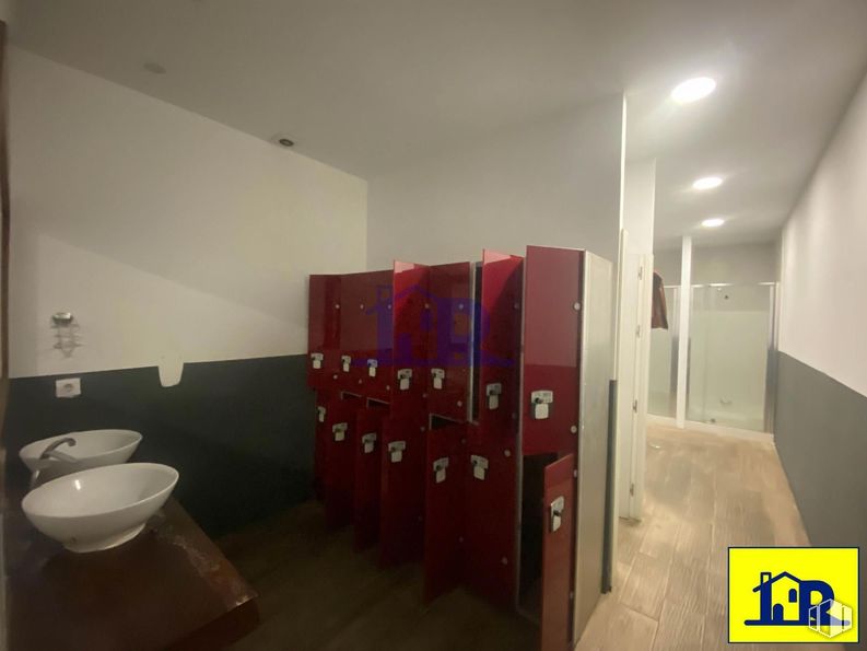 Retail for rent at Centro urbano, Cuenca, 16002 with sink, plumbing fixture, interior design, wood, fixture, floor, flooring, bathroom, bathroom sink and gas around