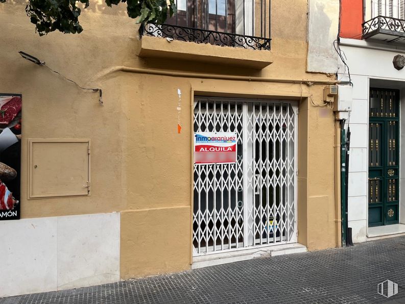 Local en alquiler en Calle Stuart, 63, Aranjuez, Madrid, 28300 con ventana, puerta, edificio, barrio, fuente, madera, accesorio, propiedad material, casa y fachada alrededor