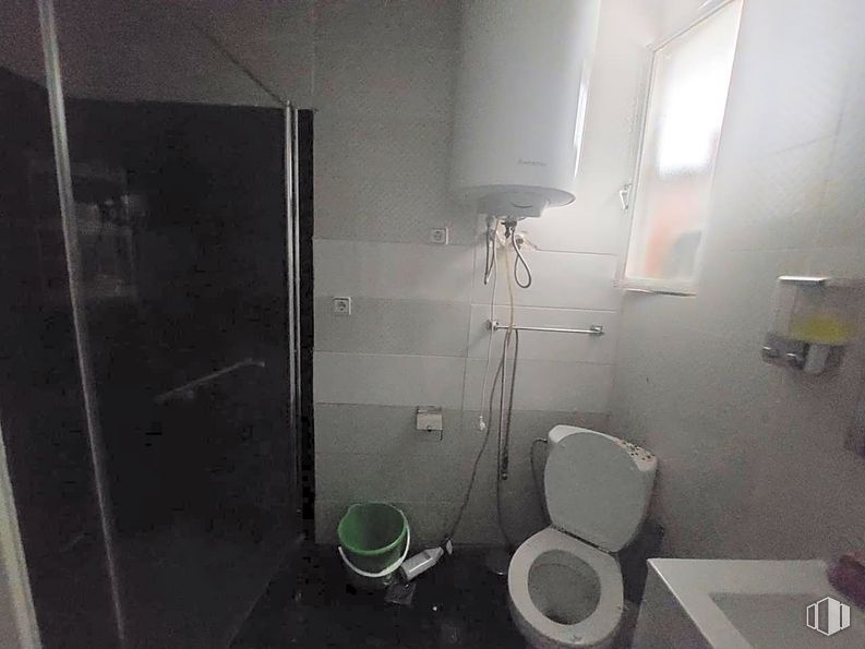 Retail for rent at Calle Bañeza, Fuencarral - El Pardo, Madrid, 28029 with toilet, window, plumbing fixture, toilet seat, bathroom, fixture, house, flooring, household supply and plumbing around