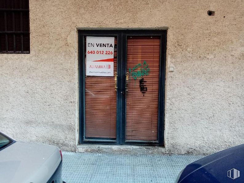 Retail for sale at Calle Montesclaros, 3, Talavera de la Reina, Toledo, 45600 with door, window, car, building, automotive lighting, hood, fixture, vehicle, wall and house around