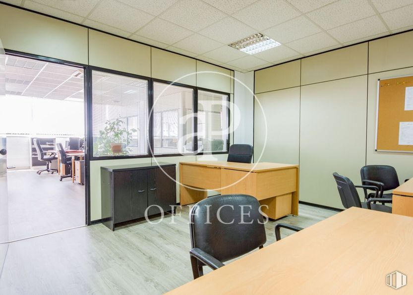 Oficina en venta en Zona Hortaleza, Hortaleza, Madrid, 28043 con mesa, silla, alumbrado, mesa, mueble, edificio, arquitectura, planta de interior, televisión y pavimento alrededor