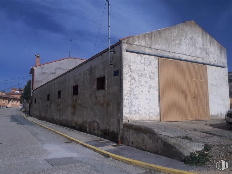 Nave en alquiler en Zona centro, Bernuy de Porreros, Segovia, 40190 con edificio, cielo, luz de la calle, nube, superficie de la carretera, asfalto, material compuesto, fachada, hormigón y paisaje alrededor