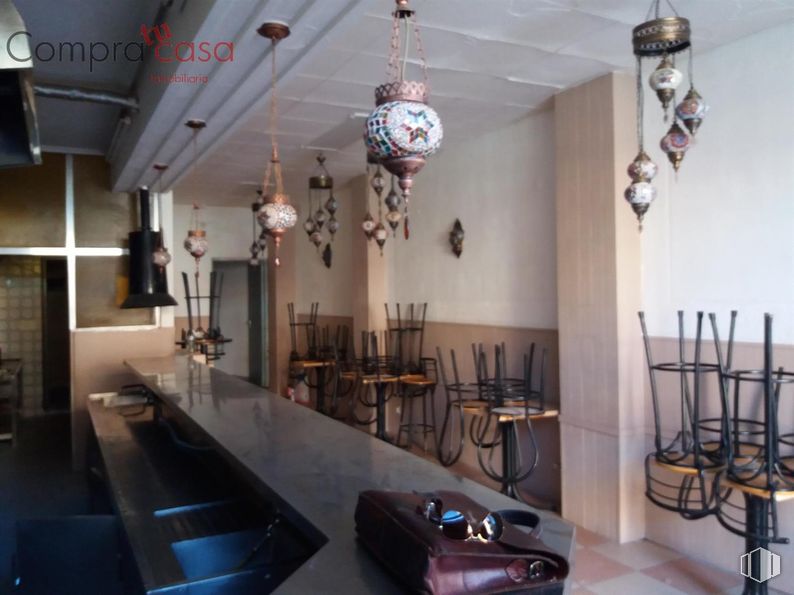 Retail for rent at Avenida Vía Roma, Segovia, 40003 with lighting, light fixture, countertop, property, table, interior design, architecture, floor, couch and wood around