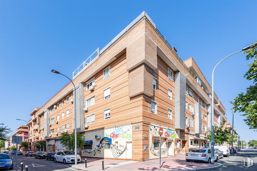 Retail for sale at Calle Zeus, Torrejón de Ardoz, Madrid, 28850 with car, building, land vehicle, sky, tire, wheel, street light, tree, window and plant around