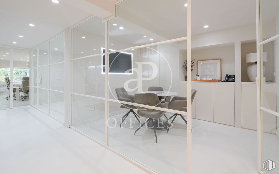 Office for sale & for rent at Calle Jorge Juan, Salamanca, Madrid, 28001 with chair, television, interior design, flooring, floor, ceiling, architecture, lighting, furniture and glass around