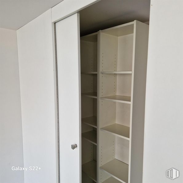 Oficina en alquiler en Calle Emilio Muñoz, 3, San Blas - Canillejas, Madrid, 28037 con armario, alacena, estante, ebanistería, estantería, accesorio, madera, estantería, puerta y madera dura alrededor