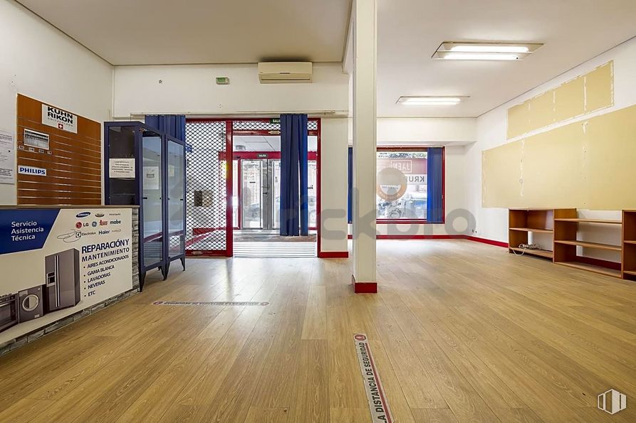 Retail for sale & for rent at Calle Jaén, 8, Tetuán, Madrid, 28020 with light fixture, lighting, fixture, wood, hall, flooring, floor, building, hardwood and ceiling around