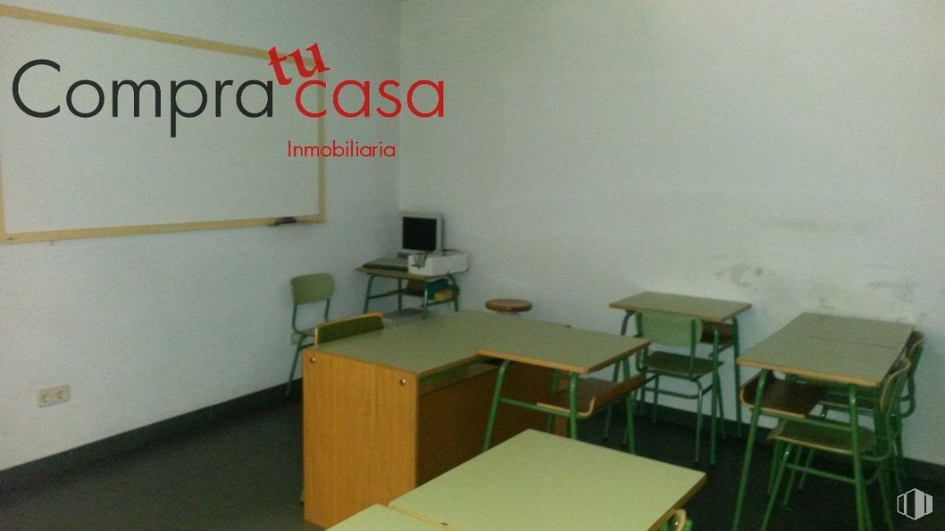 Local en venta en Zona Universidad, Segovia, 40005 con mesa, escritorio, silla, mueble, propiedad, edificio, madera, suelo, evento y habitación alrededor