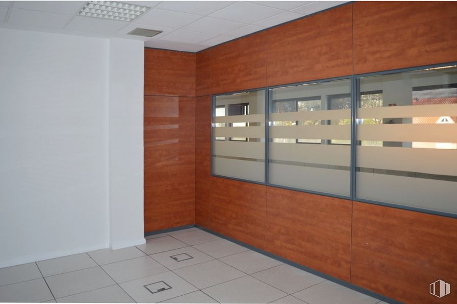 Office for sale & for rent at Edificio Alba, Calle Rosa de Lima, 1, Las Rozas de Madrid, Madrid, 28290 with building, interior design, fixture, floor, door, flooring, house, ceiling, glass and rectangle around