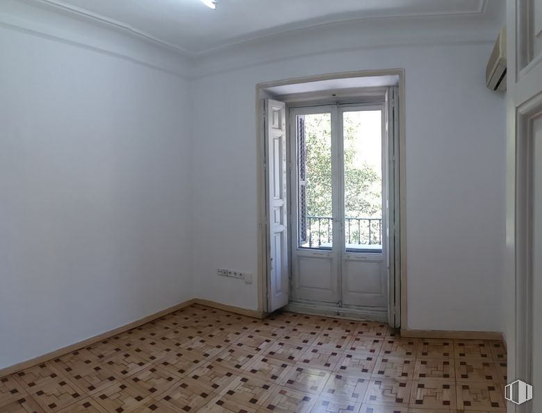 Oficina en alquiler en Calle Fuencarral, 82, Centro, Madrid, 28004 con puerta, propiedad, accesorio, edificio, madera, pintura, ventana, suelo, sombra y piso alrededor