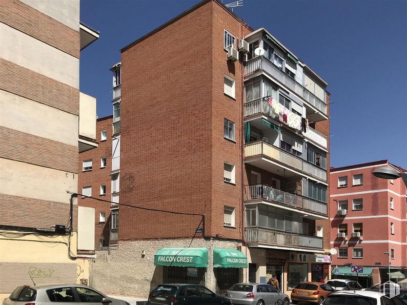 Retail for sale at Calle Badajoz, Alcorcón, Madrid, 28921 with building, car, land vehicle, tire, sky, property, wheel, vehicle, window and street light around