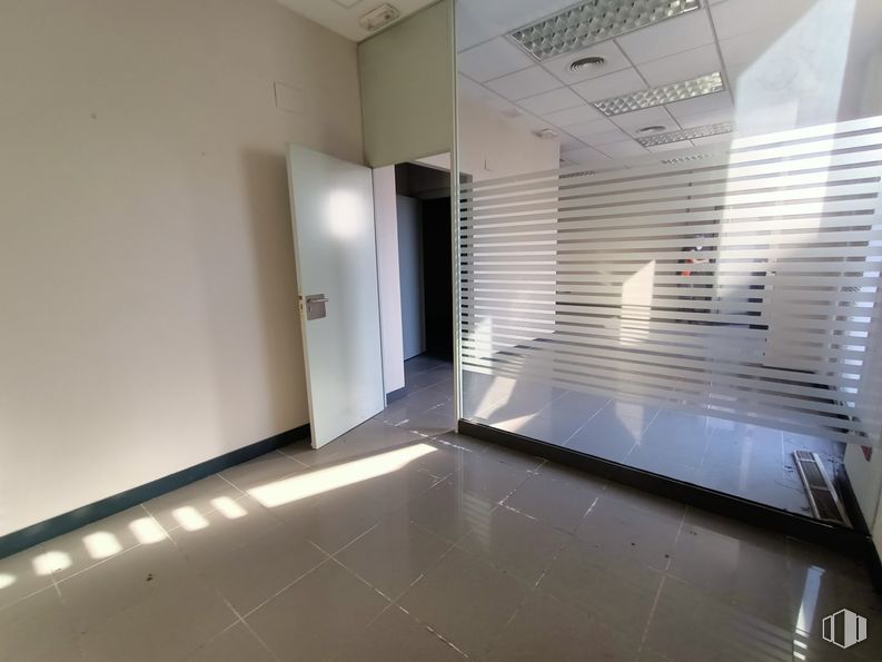 Oficina en venta en Calle San Marcos, Talavera de la Reina, Toledo, 45600 con puerta, suelos, suelo, interiorismo, techo, vidrio, suelo de baldosas, transparencia, plata y azulejo alrededor