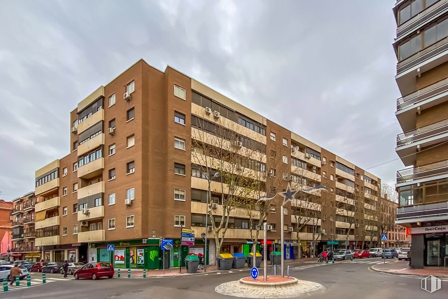 Local en venta en Zona Juan de Austria, Alcalá de Henares, Madrid, 28804 con edificio, cielo, nube, día, propiedad, ventana, luz de la calle, bloque de torres, diseño urbano y arquitectura alrededor