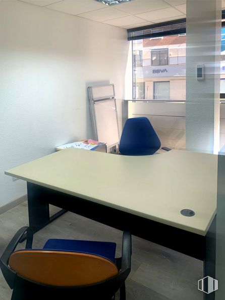 Oficina en alquiler en Calle Mayor, 50, Alcorcón, Madrid, 28921 con silla, mesa, mueble, edificio, madera, interiorismo, suelos, suelo, escritorio y propiedad material alrededor