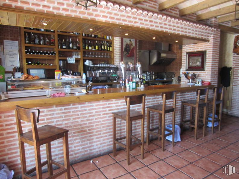 Retail for sale at C.C.Los Arenales, Los Arenales, El Casar, Guadalajara, 19170 with chair, furniture, property, drinking establishment, bottle, table, shelf, barware, building and wood around