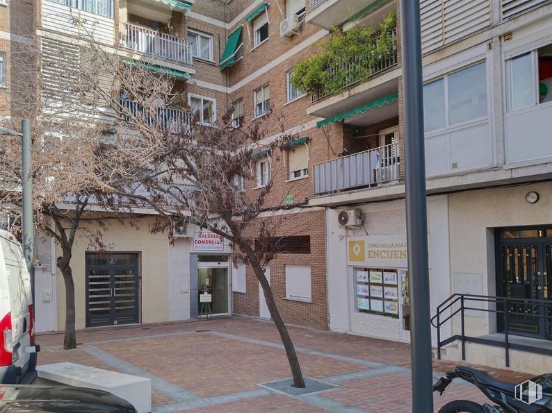 Local en venta en Plaza San Juan, 2, Pozuelo de Alarcón, Madrid, 28224 con ventana, edificio, diseño urbano, barrio, zona residencial, rueda, condominio, árbol, fachada y puerta alrededor