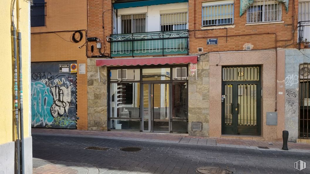 Retail for sale & for rent at Avenida Real, Vicálvaro, Madrid, 28032 with window, door, building, fixture, road surface, wood, facade, tints and shades, city and brick around