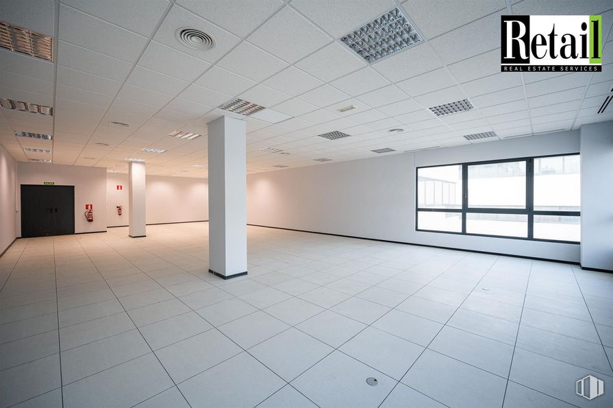 Office for sale & for rent at Calle Casas de Miravete, Villa de Vallecas, Madrid, 28031 with window, flooring, floor, ceiling, interior design, composite material, hall, tile flooring, glass and silver around