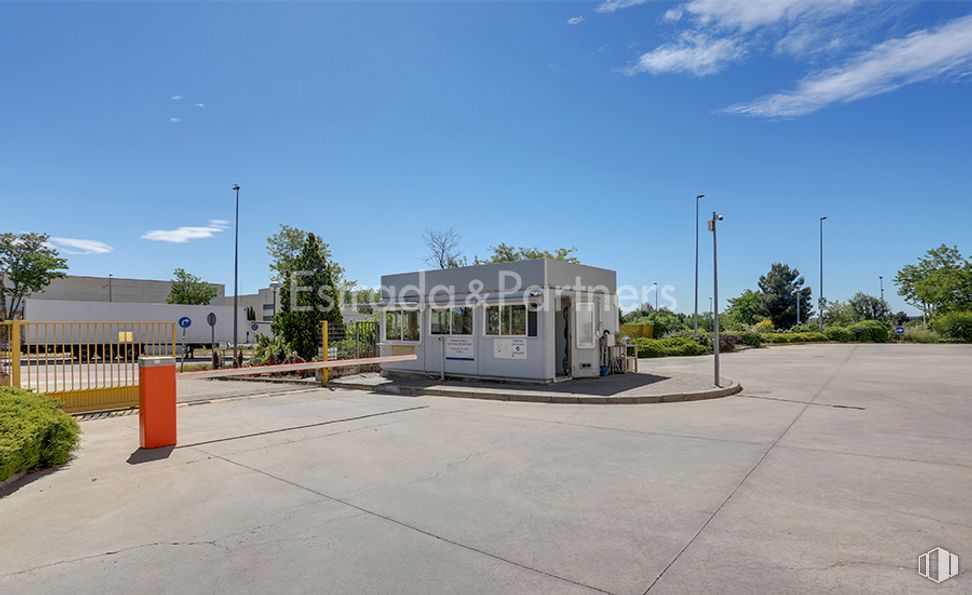 Nave en alquiler en Zona Arroyo Culebro, Getafe, Madrid, 28906 con edificio, cielo, nube, planta, árbol, superficie de la carretera, asfalto, lote de tierra, zona residencial y paisaje alrededor