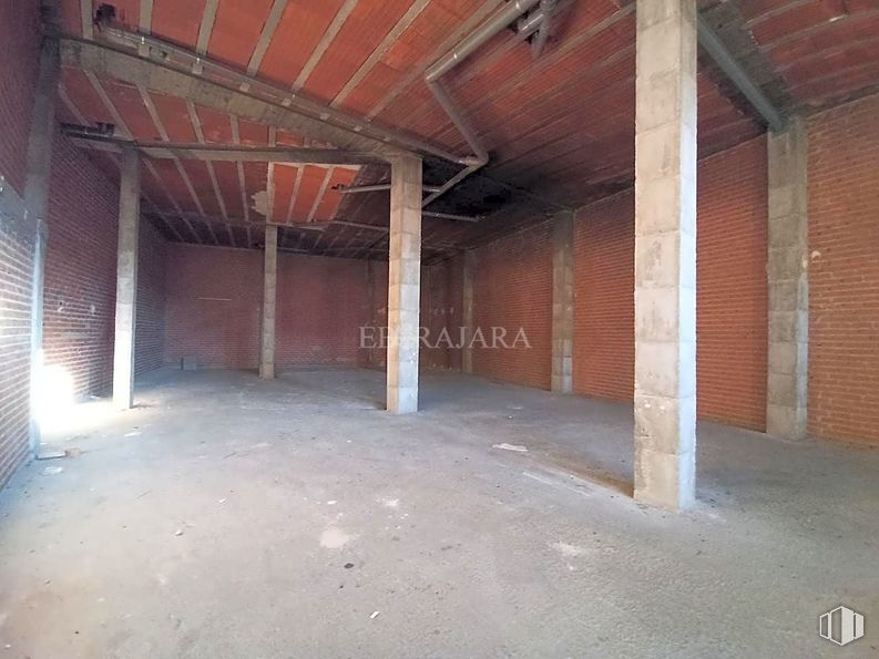 Retail for rent at Calle Calera, Talavera de la Reina, Toledo, 45600 with wood, floor, brick, building material, hall, composite material, flooring, brickwork, building and ceiling around