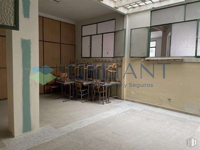 Retail for sale at Zona La Fortuna, Leganés, Madrid, 28917 with picture frame, building, chair, window, interior design, floor, flooring, fixture, hall and ceiling around