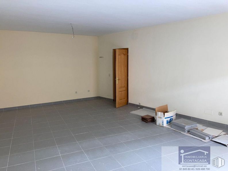 Retail for sale at Zona Centro, Colmenar Viejo, Madrid, 28770 with fixture, wood, door, flooring, hall, composite material, tile flooring, hardwood, ceiling and concrete around