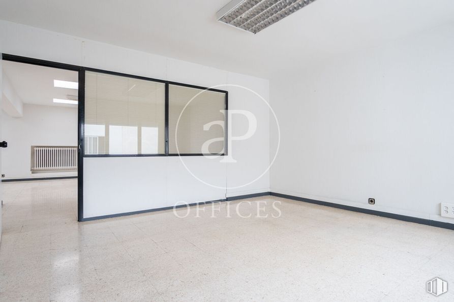 Oficina en venta en Zona Tetuán, Tetuán, Madrid, 28020 con edificio, hall, suelo, suelos, accesorio, madera, ventana, sombra, techo y exterior del automóvil alrededor